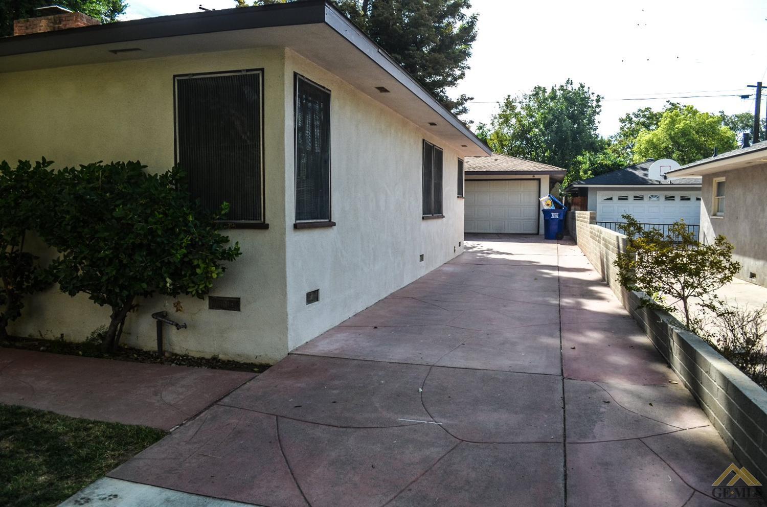 1733 Locust Ravine Bakersfield, CA 93306 - Photo 5 of 33 Gallery Image 5