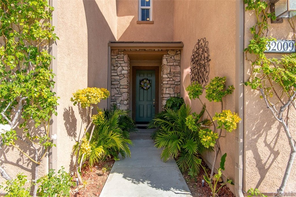 32009 Hummingbird Way Temecula, CA 92592 - Photo 2 of 40