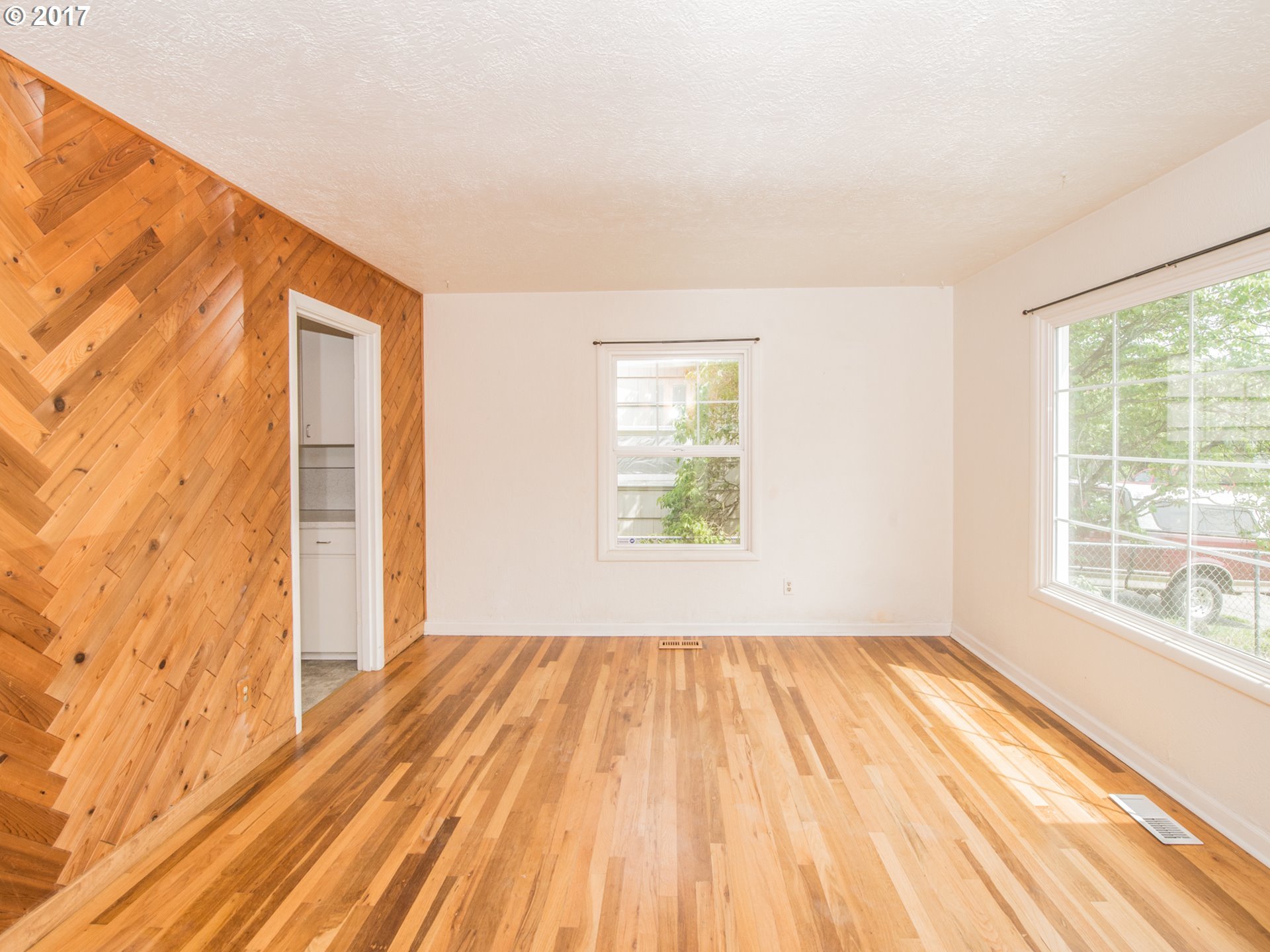 6523 Southeast 84th Avenue Portland, OR 97266 - Photo 3 of 18
