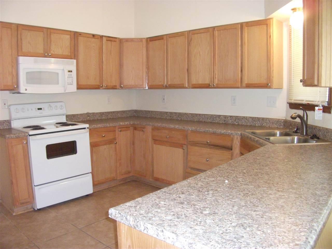 7422 Barnstable Road Memphis, TN 38125 - Photo 4 of 18 So much cabinet and counter space.