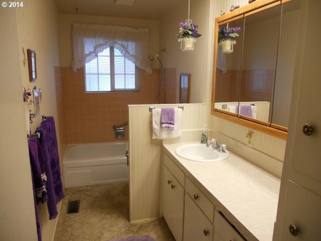 1109 Stanfield Road Woodburn, OR 97071 - Photo 7 of 13 Gallery Image 7