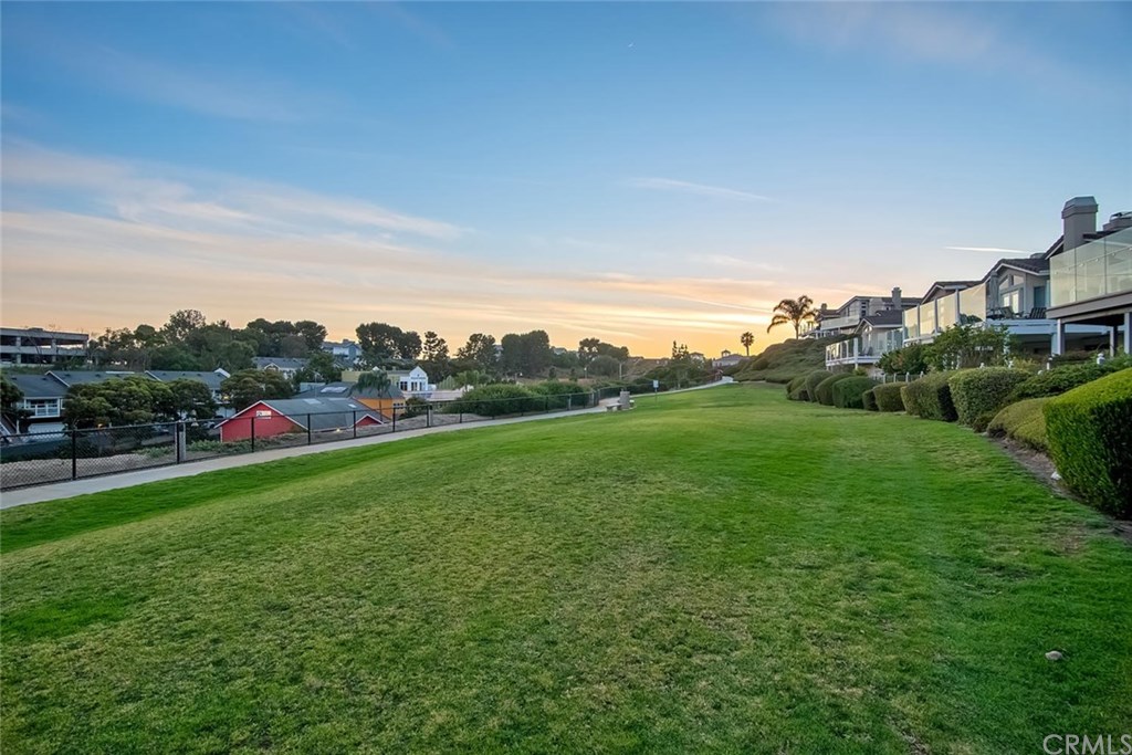 34096 El Contento Dana Point, CA 92629 - Photo 32 of 43 Large grassy park located just a short walk away to enjoy beautiful evening sunsets!