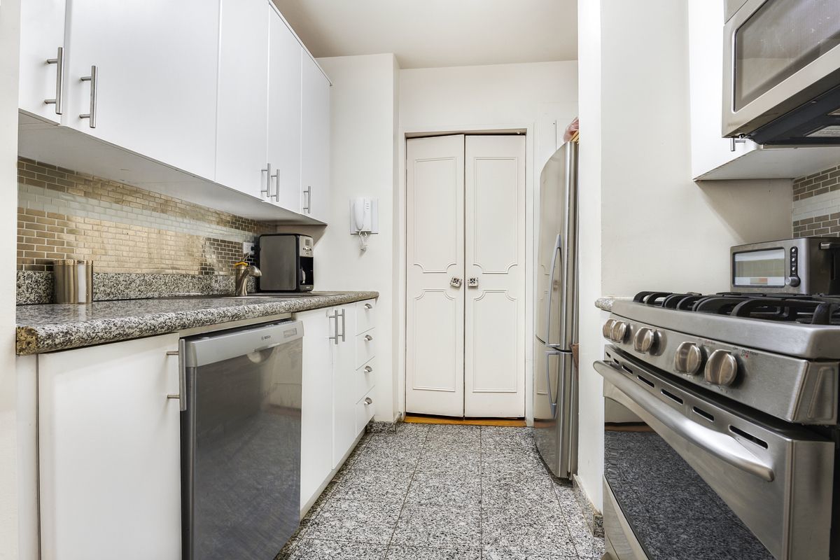166 East 63rd Street, Unit 2F Manhattan, NY 10065 - Photo 6 of 10