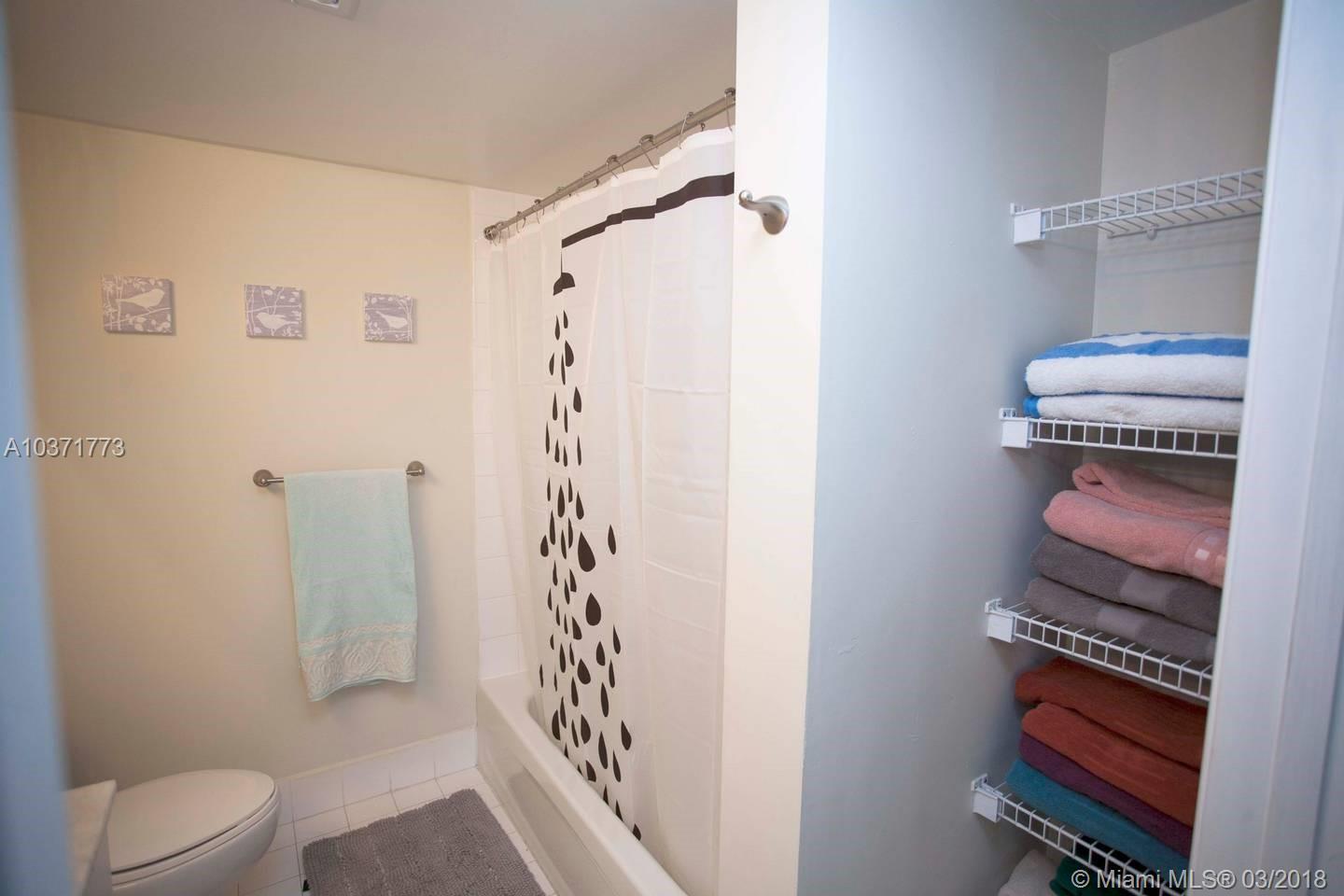 1200 Brickell Bay Drive, Unit 3915 Miami, FL 33131 - Photo 24 of 40