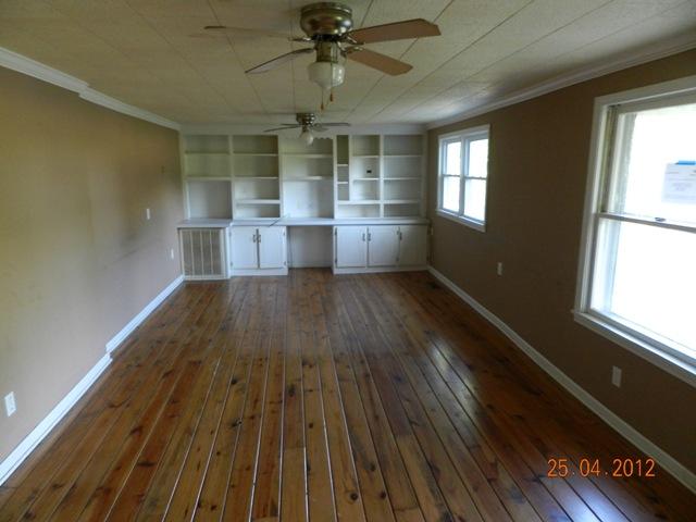 3295 Sims Road Shelbyville, TN 37160 - Photo 9 of 10 Living Room