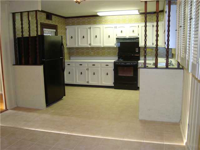 520 Fleda Road Memphis, TN 38120 - Photo 2 of 7 Kitchen with new ceramic tile floor and fresly painted cabinets.