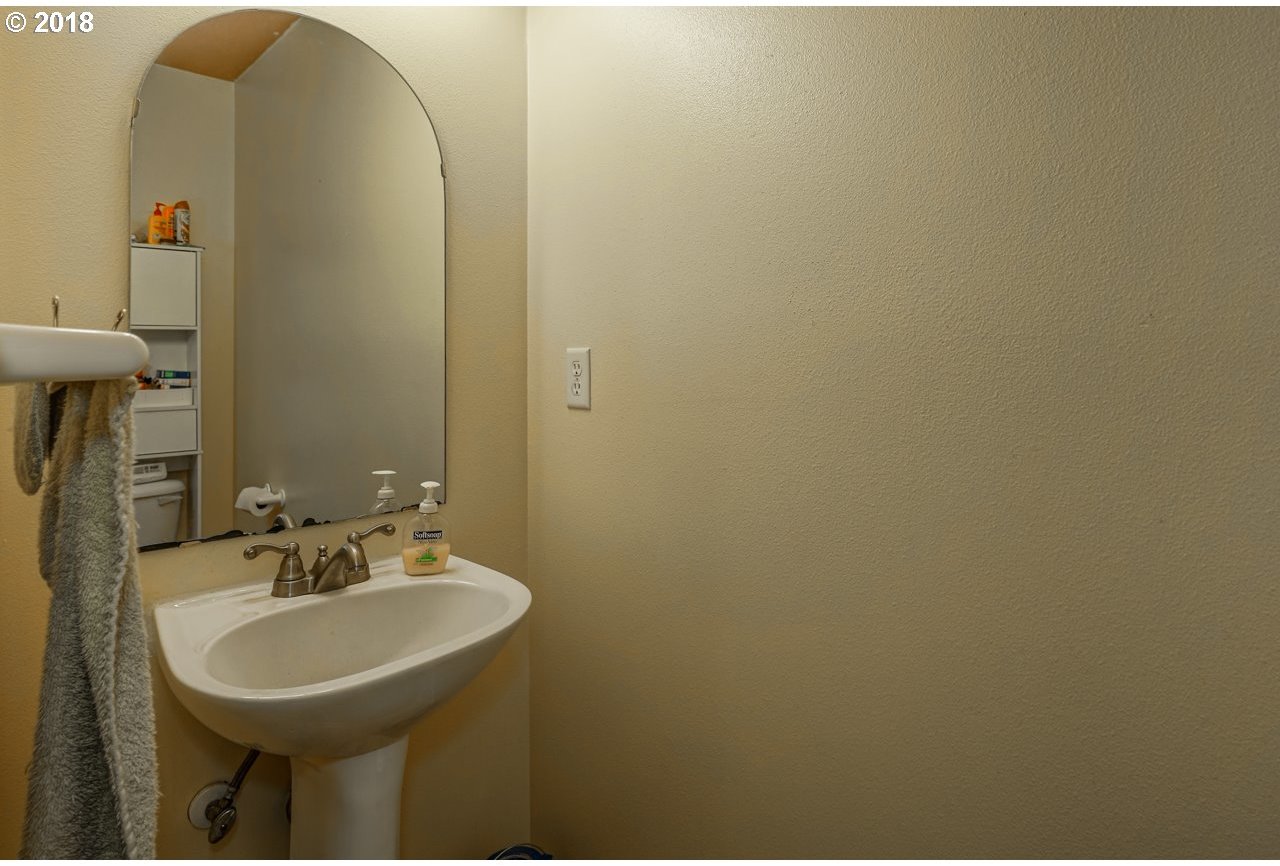 1275 Independence Avenue Woodburn, OR 97071 - Photo 11 of 32