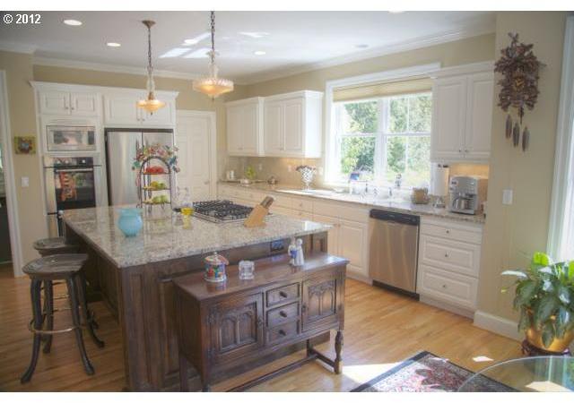 3032 Southwest Comus Street Portland, OR 97219 - Photo 11 of 14 Gallery Image 11