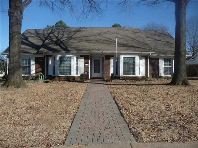 1594 Brierbrook Road Germantown, TN 38138 - Photo 1 of 12 IMMACULATE HOME, WELL MAINTAINED ON LARGE FENCED CORNER LOT NEAR THE NEIGHBORHOOD CLUBHOUSE, SWIMMING POOL & TENNIS COURTS!