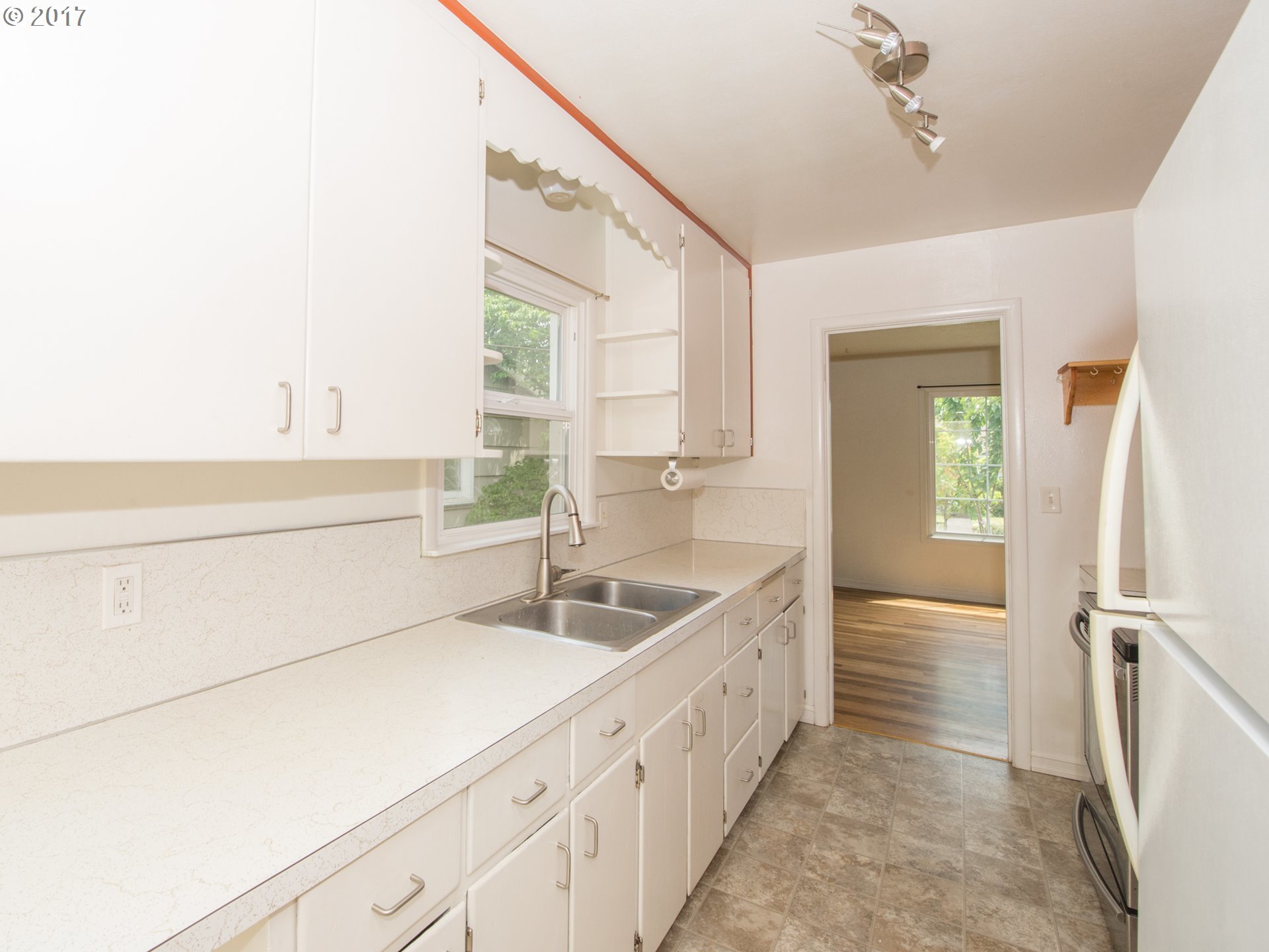 6523 Southeast 84th Avenue Portland, OR 97266 - Photo 9 of 18