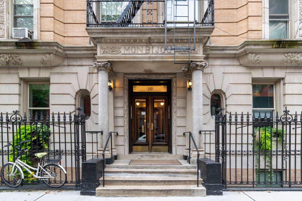 210 E 17th St, Manhattan, NY 10003 - Photo 2 of 3