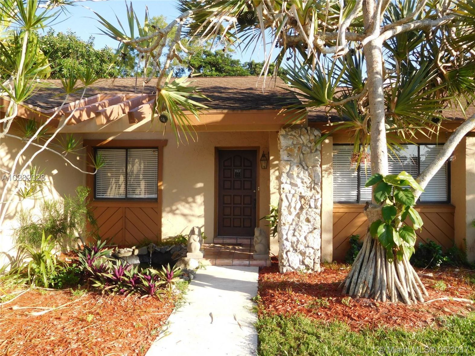 12118 Old Country Road South Wellington, FL 33414 - Photo 3 of 29