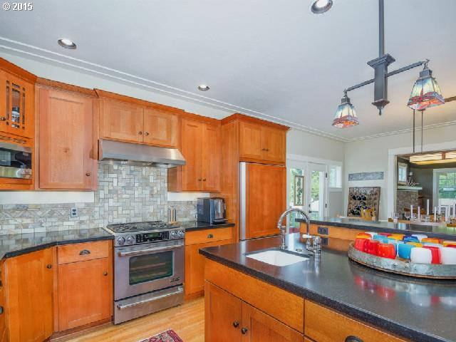 2935 Southwest Custer Street Portland, OR 97219 - Photo 5 of 16 Gallery Image 5