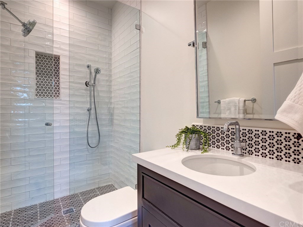 559 31st Street Manhattan Beach, CA 90266 - Photo 38 of 49 En-suite bathroom. Bedroom suite #3 (bench room).