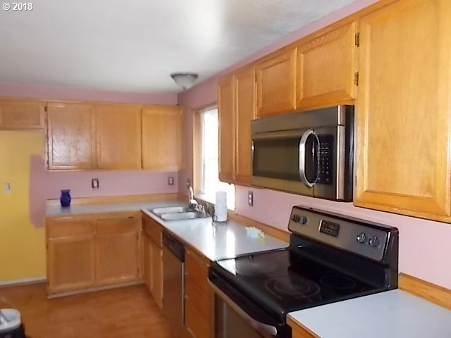 978 South 44th Street Springfield, OR 97478 - Photo 6 of 14