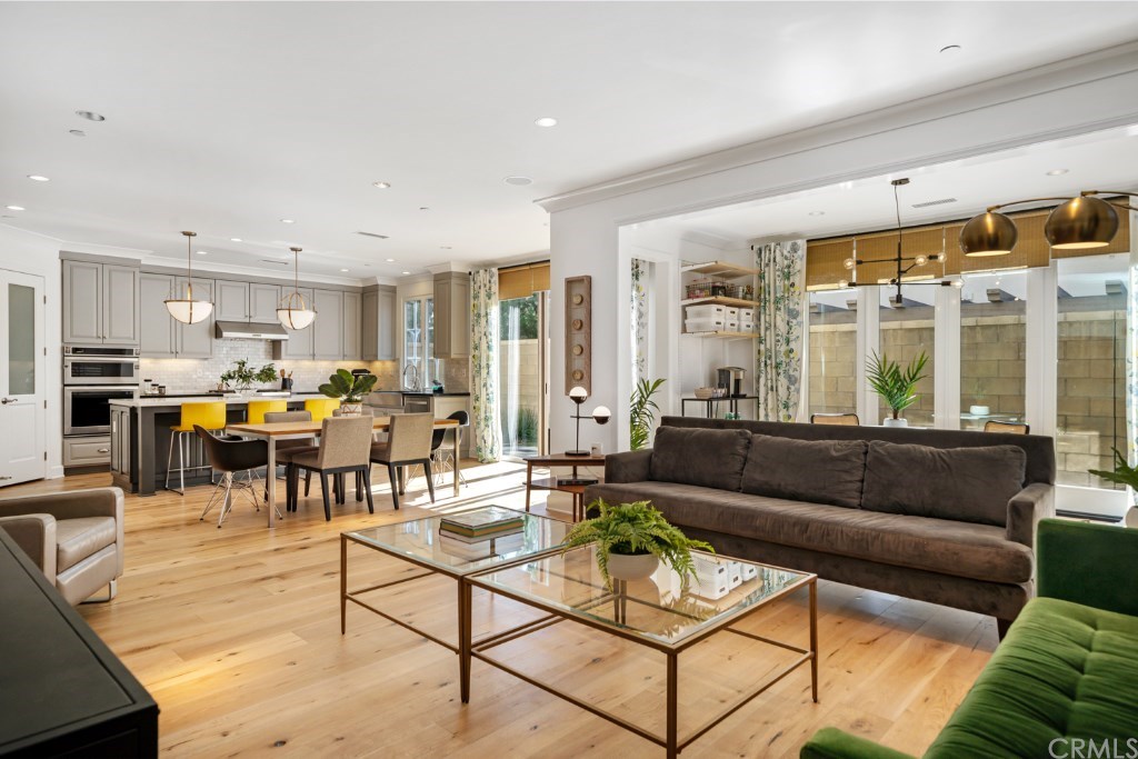 116 Mosswood Irvine, CA 92620 - Photo 12 of 42 The south wall of the home is filled with windows, providing abundant natural light throughout the majority of the day.