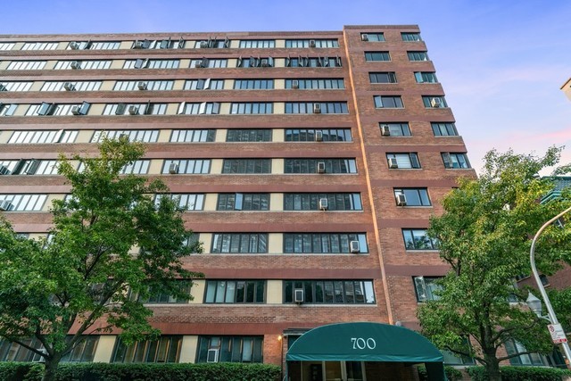 700 W Bittersweet Pl, Chicago, IL 60613 - Photo 1 of 2