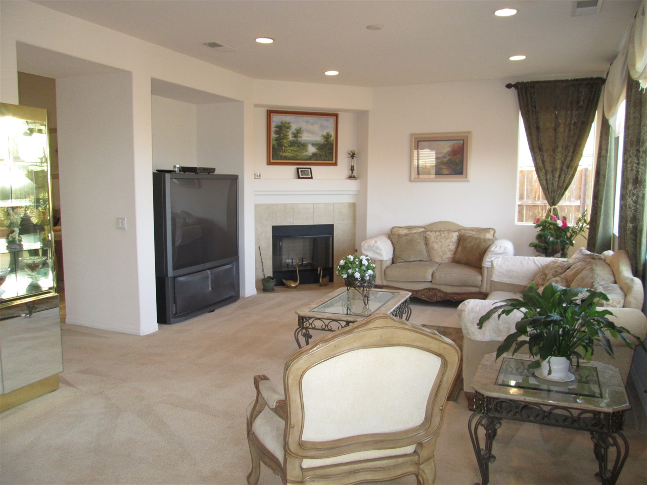 737 Helmsdale Road San Marcos, CA 92069 - Photo 5 of 25 Gallery Image 5