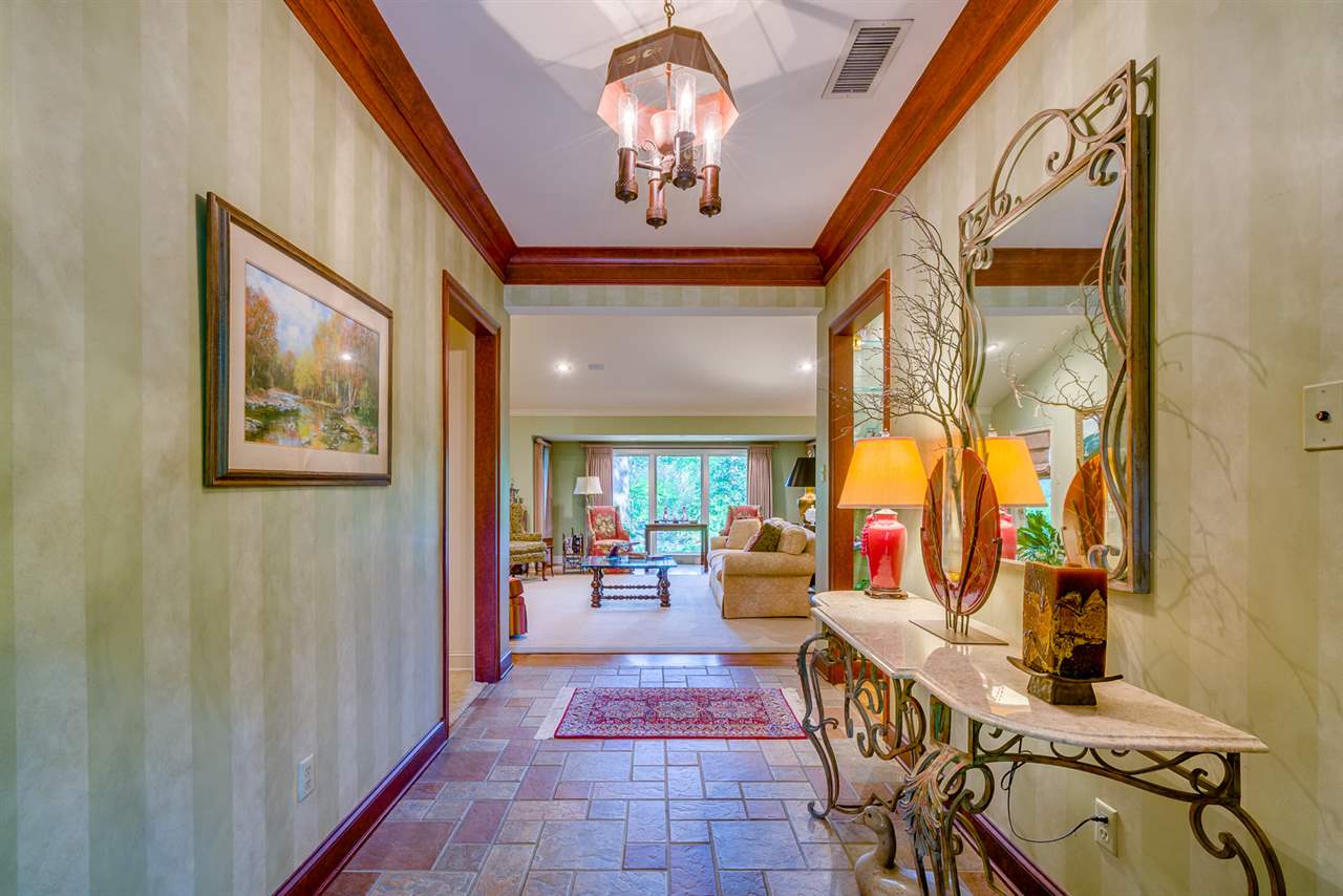 384 Greenway Road Memphis, TN 38117 - Photo 2 of 24