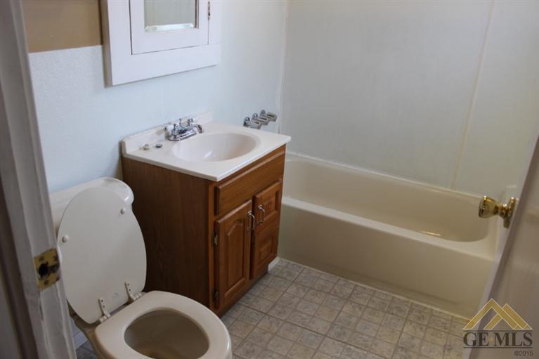 517 Holtby Road Bakersfield, CA 93304 - Photo 7 of 16 Gallery Image 7