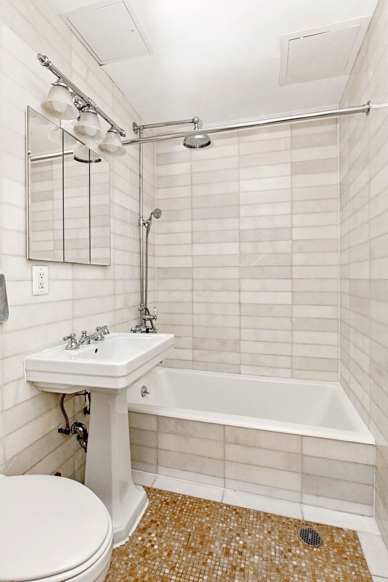 154 West 70th Street, Unit 9M Manhattan, NY 10023 - Photo 4 of 13