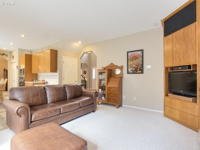 10236 Southwest Stuart Court Tigard, OR 97224 - Photo 14 of 32 Gallery Image 14