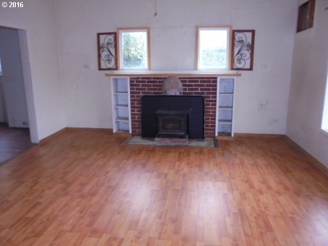 134 4th Avenue Riddle, OR 97469 - Photo 4 of 9