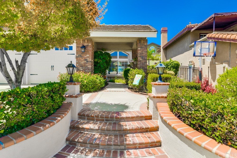 2310 Whiteoak Lane Corona, CA 92882 - Photo 4 of 46