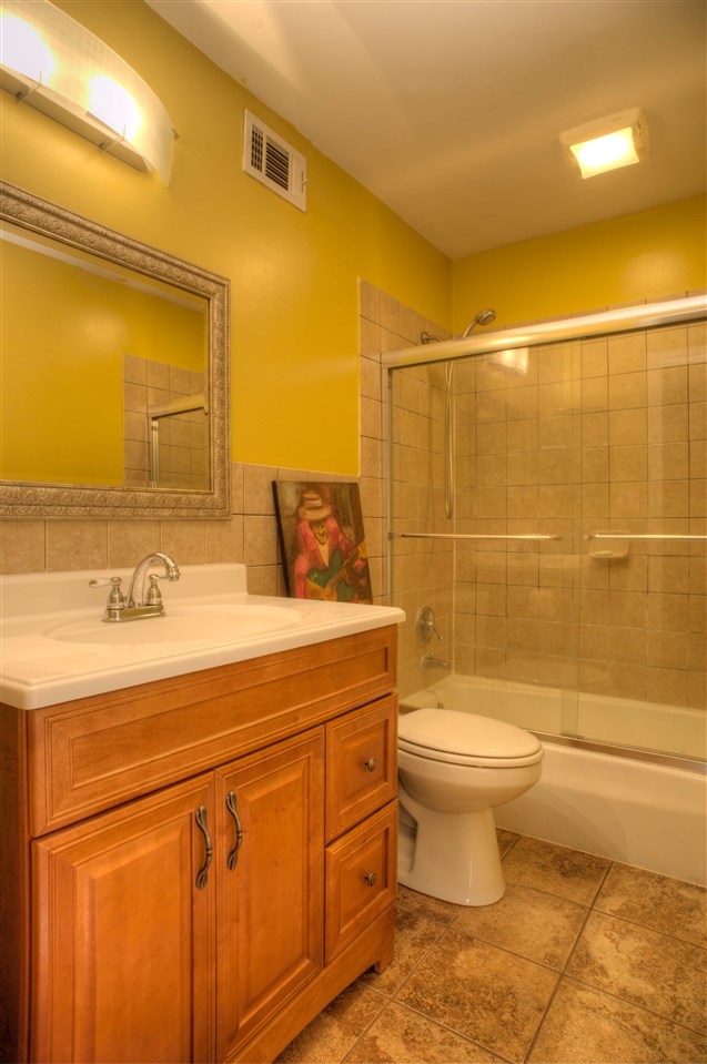 5696 Quince Road, Unit 6 Memphis, TN 38119 - Photo 8 of 11 Updated full bath.