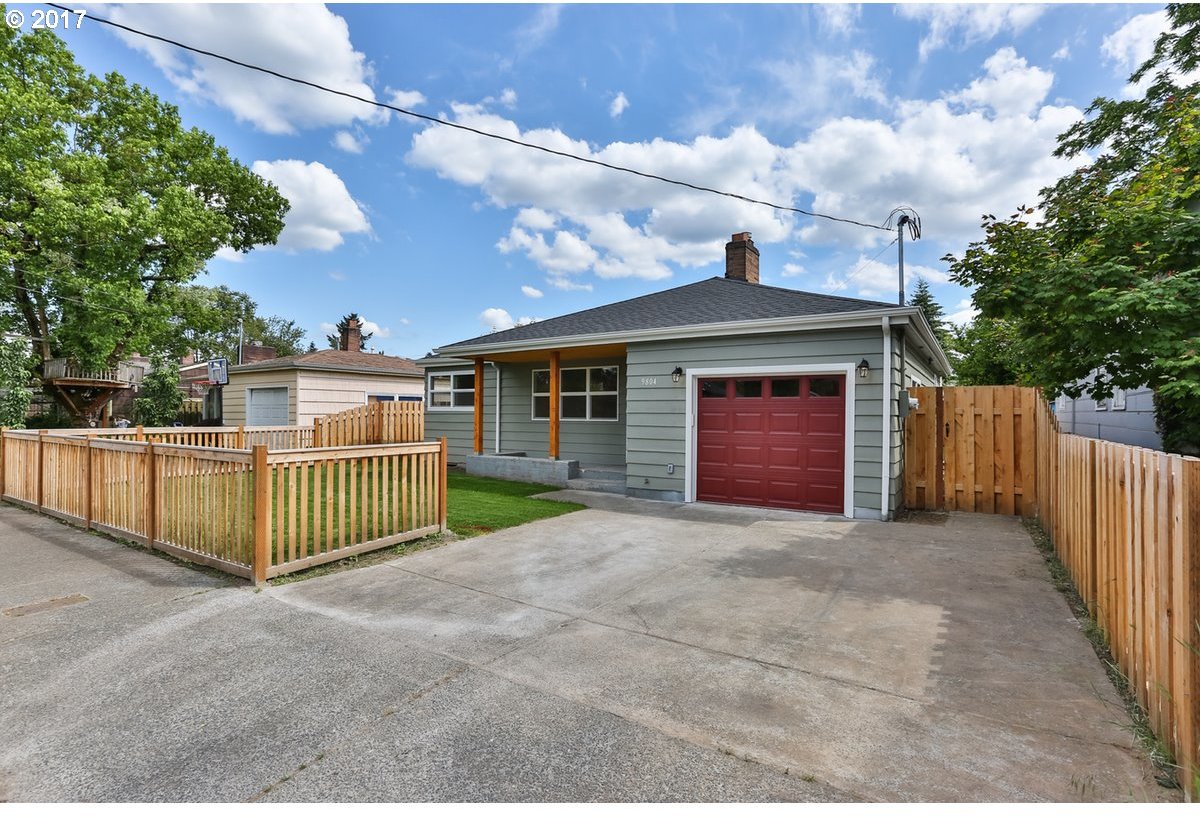 9804 Southeast Reedway Street Portland, OR 97266 - Photo 3 of 32 Gallery Image 3