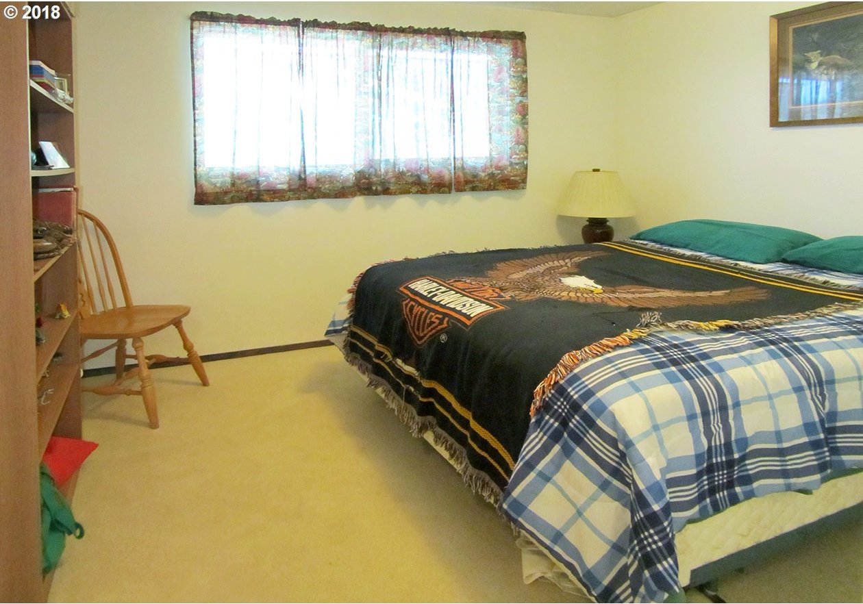 176 V Street Springfield, OR 97477 - Photo 3 of 15