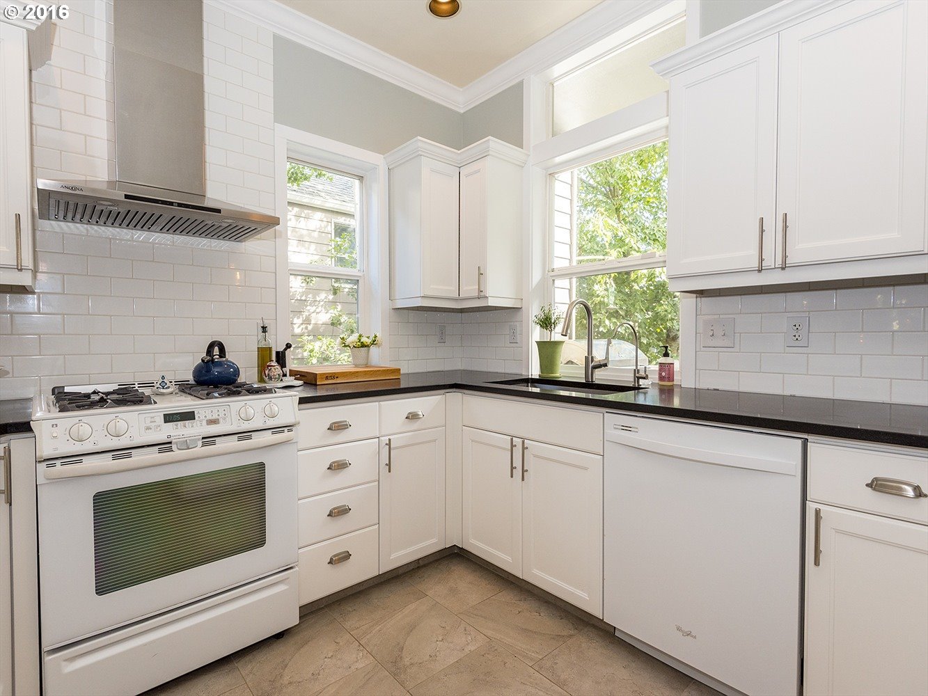3534 Southwest Corbett Avenue Portland, OR 97239 - Photo 6 of 30 Gallery Image 6