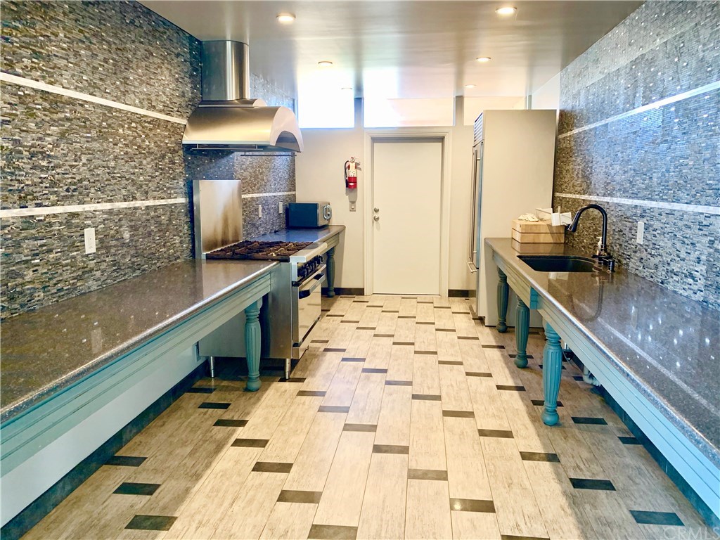 7101 Rosecrans Avenue, Unit 45 Paramount, CA 90723 - Photo 20 of 22 Club house kitchen.
