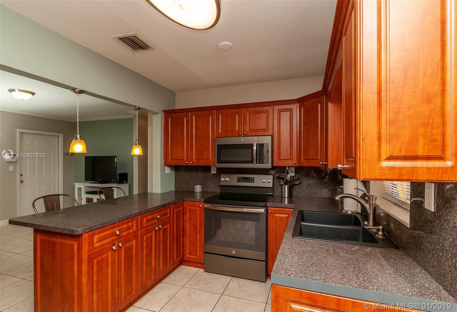 6204 Wiley Street Hollywood, FL 33023 - Photo 9 of 28