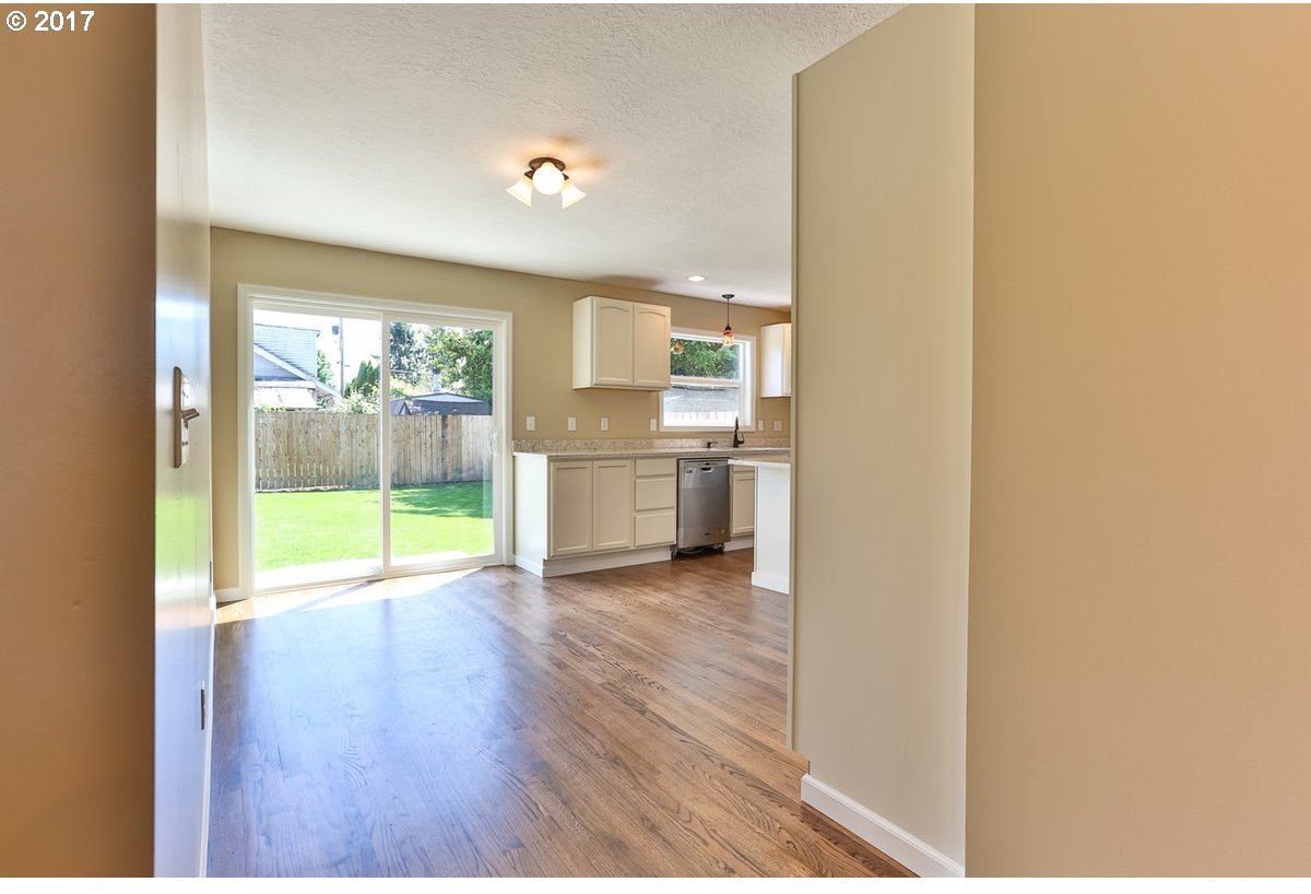 9804 Southeast Reedway Street Portland, OR 97266 - Photo 9 of 32 Gallery Image 9