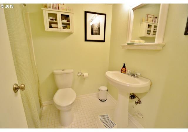 3202 Southwest Spring Garden Street Portland, OR 97219 - Photo 10 of 14 Gallery Image 10