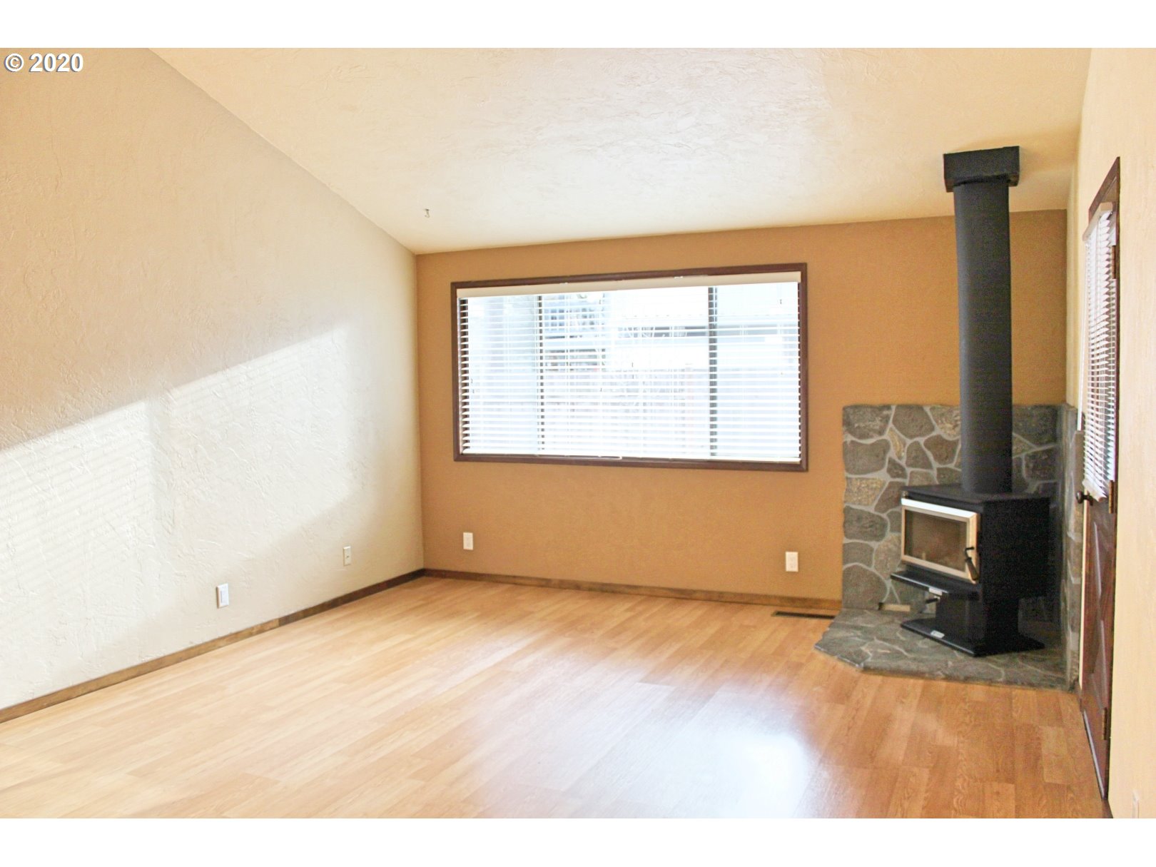 589 Harlow Road, Unit F Springfield, OR 97477 - Photo 5 of 24