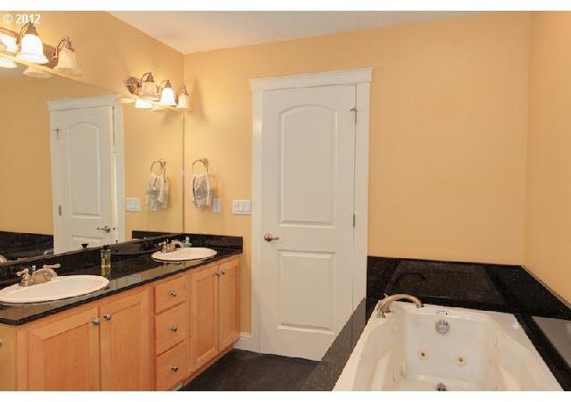 4802 Southwest View Point Terrace Portland, OR 97239 - Photo 2 of 10 Gallery Image 2