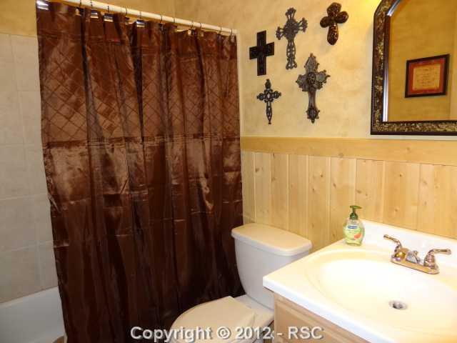 29 Ridge Point Circle Divide, CO 80814 - Photo 7 of 16 Hall full bath, wayans coating walls, new tiled floors and bath, new solid doors