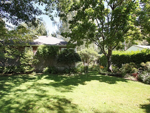 8517 Southwest 58th Avenue Portland, OR 97219 - Photo 30 of 32 Gallery Image 30