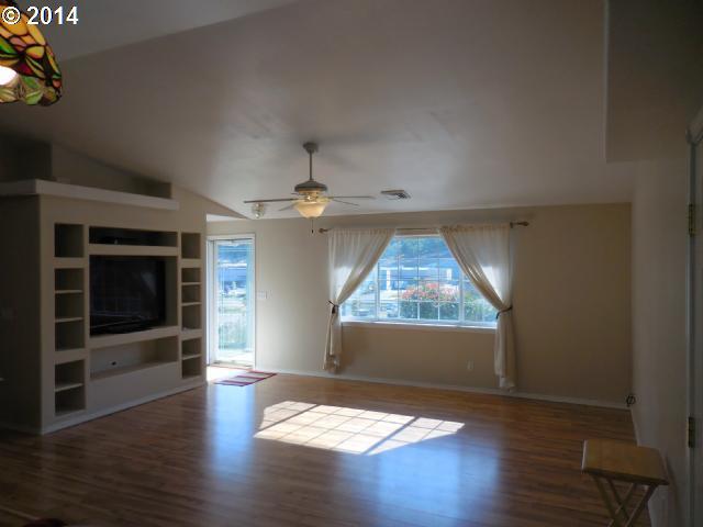 4098 Hooker Road Roseburg, OR 97470 - Photo 5 of 16 Gallery Image 5