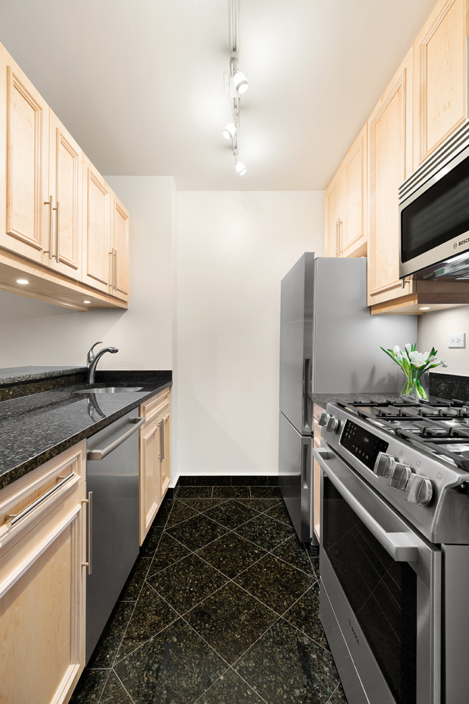 145 West 67th Street, Unit 22A Manhattan, NY 10023 - Photo 4 of 6