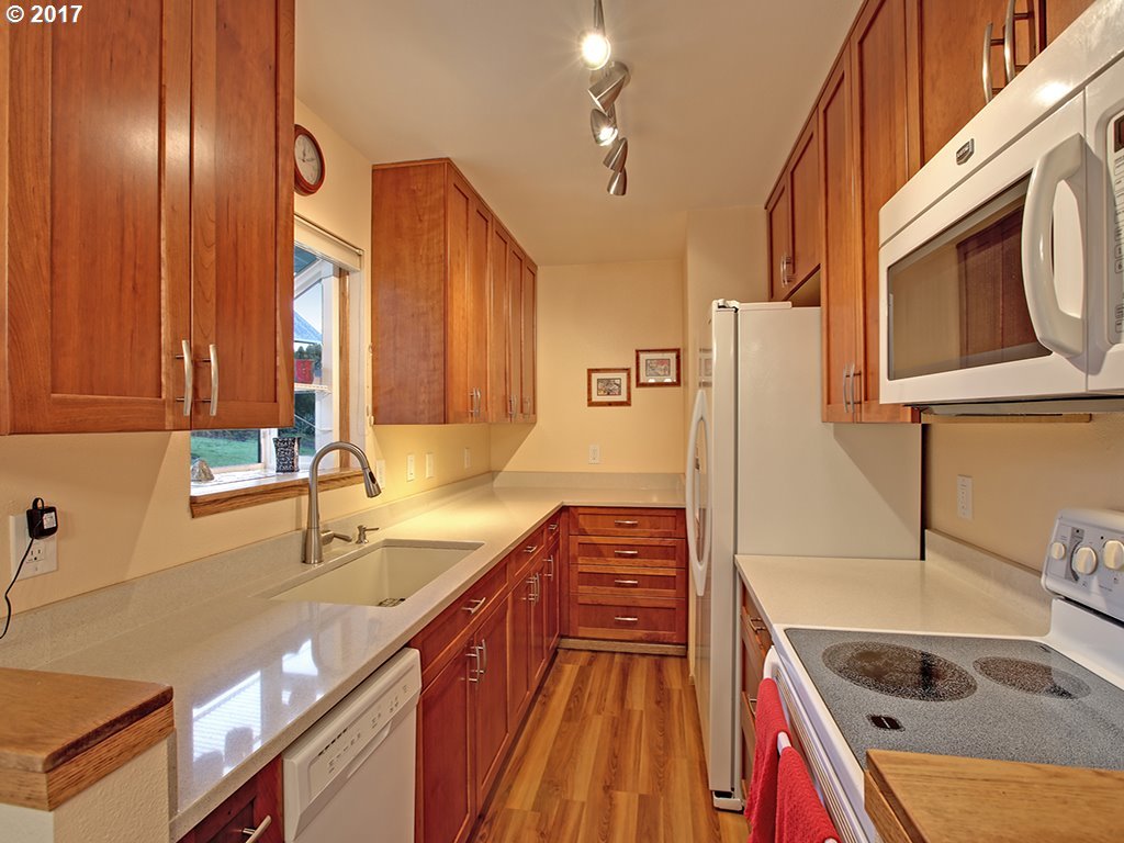 10685 Northwest Dumar Lane Portland, OR 97229 - Photo 4 of 16 Gallery Image 4