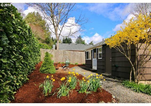 8431 Southwest 27th Avenue Portland, OR 97219 - Photo 15 of 16 Gallery Image 15