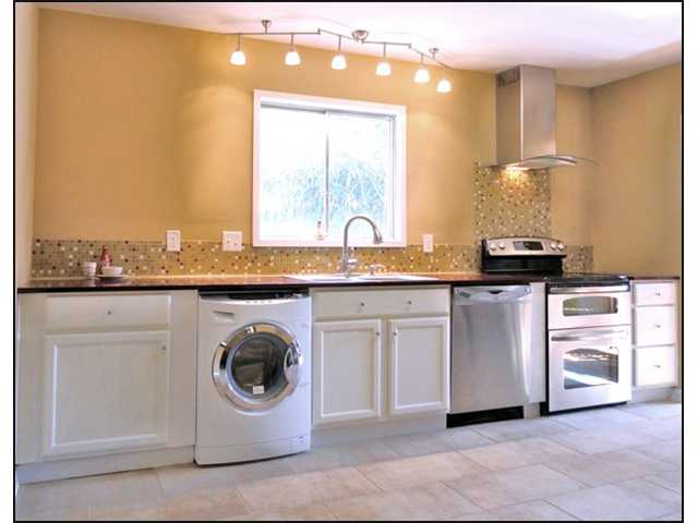 433 South White Station Road Memphis, TN 38117 - Photo 2 of 16 Glass tile backsplash. Double ovens.