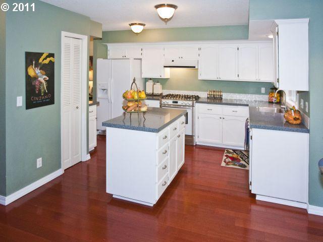 10389 Southwest Riley Court Beaverton, OR 97005 - Photo 4 of 15 Gallery Image 4