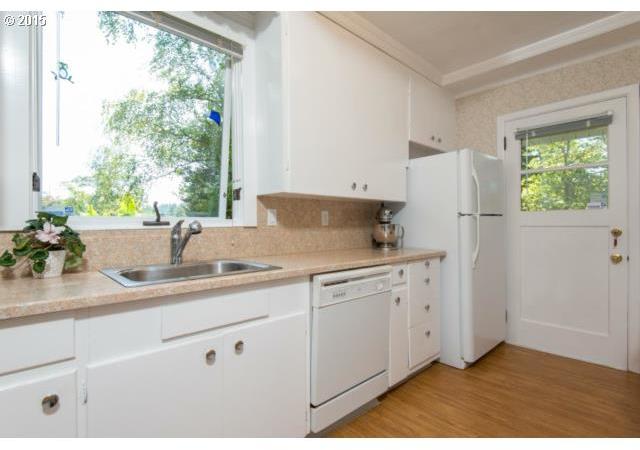 932 Southwest Maplecrest Court Portland, OR 97219 - Photo 8 of 16 Gallery Image 8