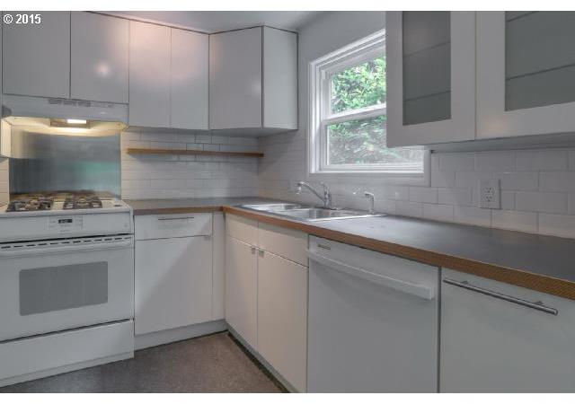 4232 Southwest Primrose Street Portland, OR 97219 - Photo 14 of 16 Gallery Image 14
