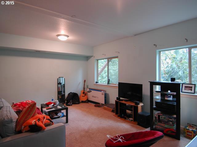 025 Southwest Slavin Road Portland, OR 97239 - Photo 4 of 6 Gallery Image 4