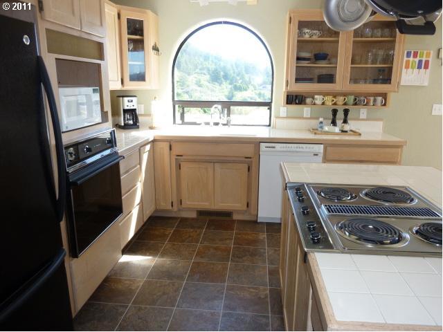 94115 Doyle Point Road Gold Beach, OR 97444 - Photo 7 of 16 Gallery Image 7